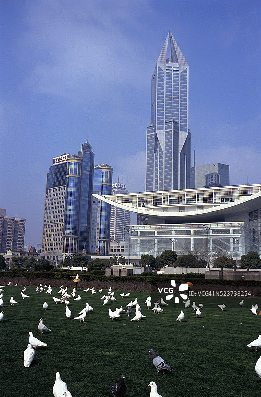 人民广场和摩天大楼图片素材
