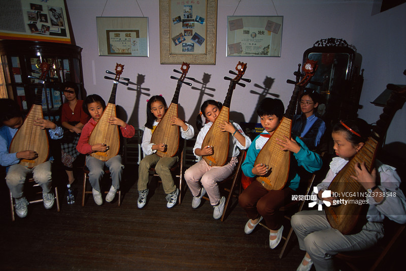 练习琵琶的女学生们图片素材