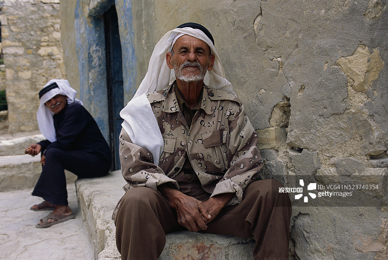 男人身穿迷彩服和库非耶h头巾图片素材