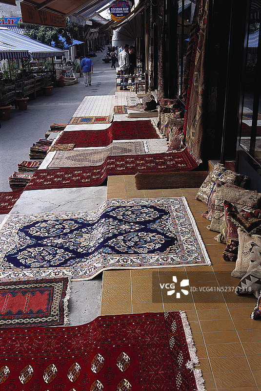 伊斯坦布尔商店外展示的地毯图片素材