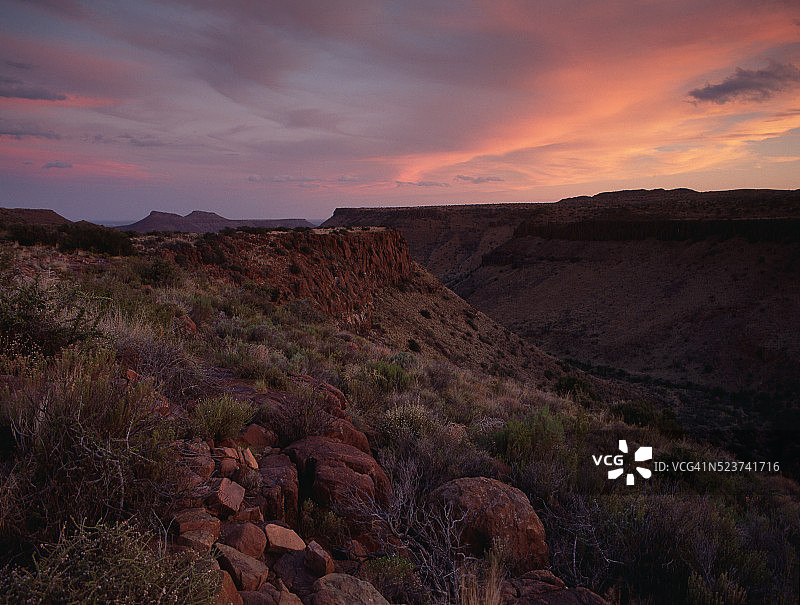 黄昏时分的岩石沙漠峡谷图片素材