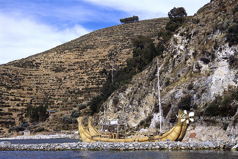 停泊在太阳岛的大型芦苇船图片素材