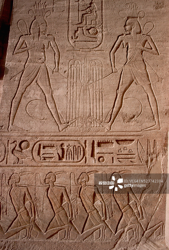 展示埃及神哈皮与象形文字的沉没浮雕图片素材
