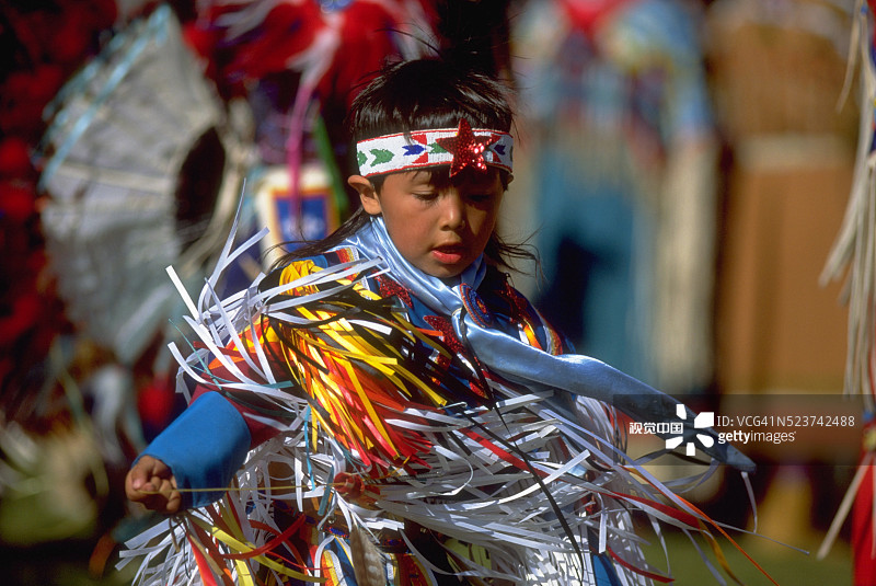 穿着礼服的北美洲印第安男孩图片素材