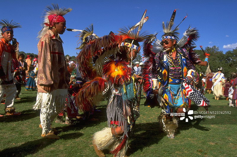 身着礼服的北美印第安人图片素材