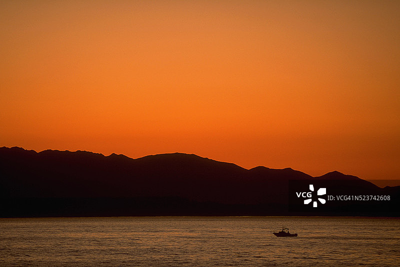 游艇上的橙色日落图片素材