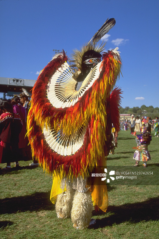 穿着礼服的美洲原住民印第安人图片素材
