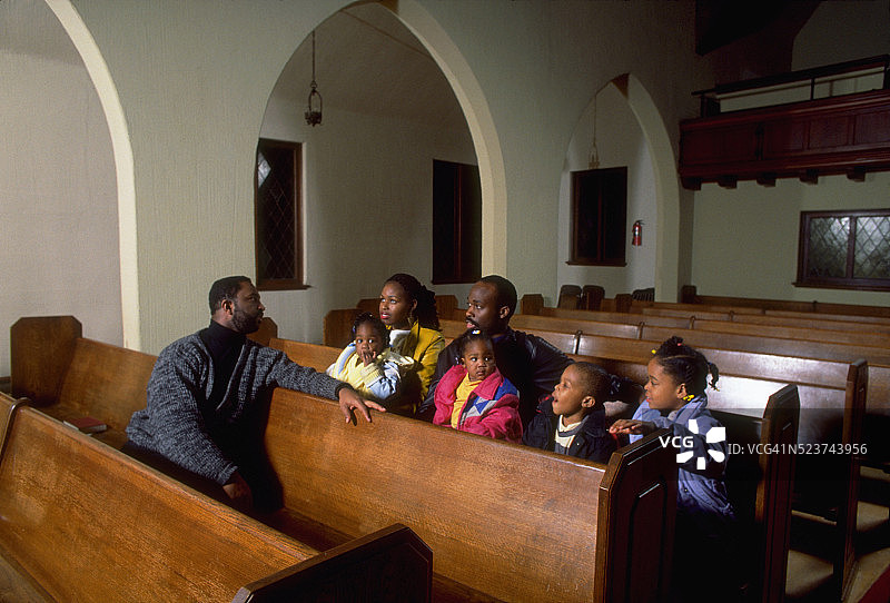 家人与牧师交谈图片素材