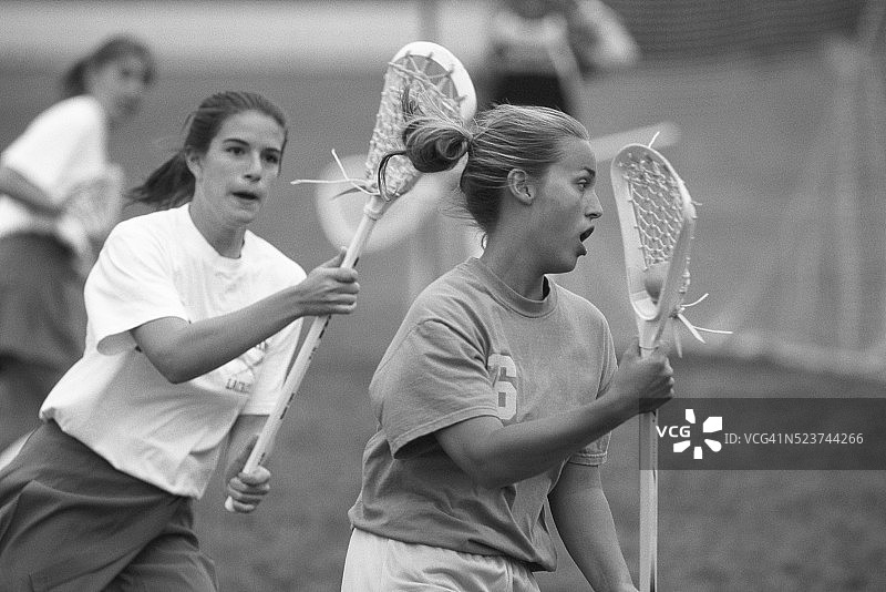 打长曲棍球的少女图片素材