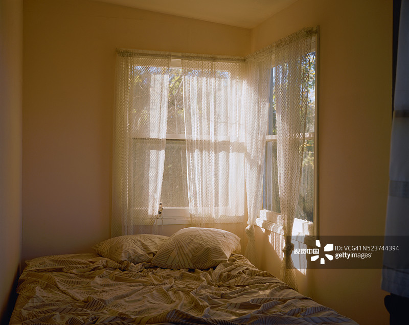 未整理的床铺图片素材