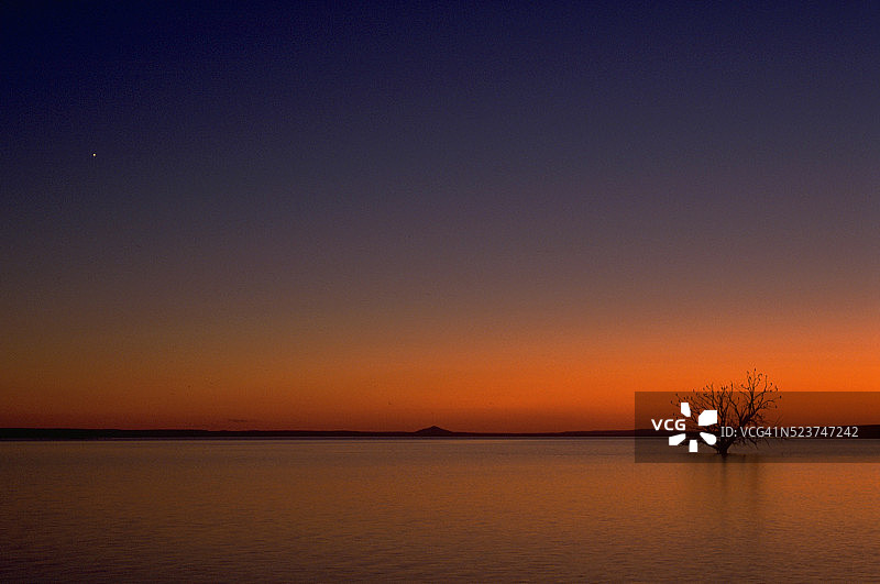 洪水区域的日落图片素材