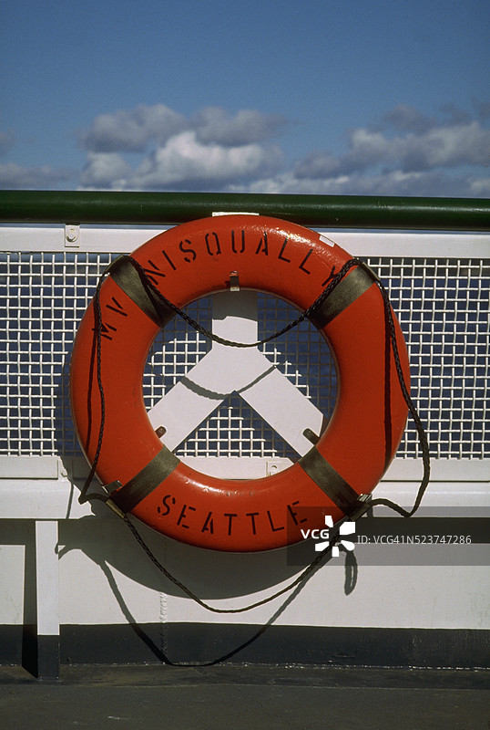 尼斯夸利渡轮上的红色救生圈图片素材