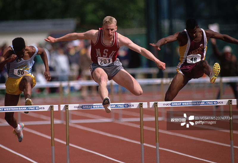 跨栏比赛中的跨栏运动员图片素材