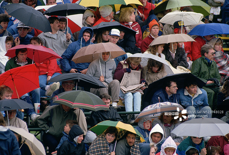雨中聚集的足球迷图片素材
