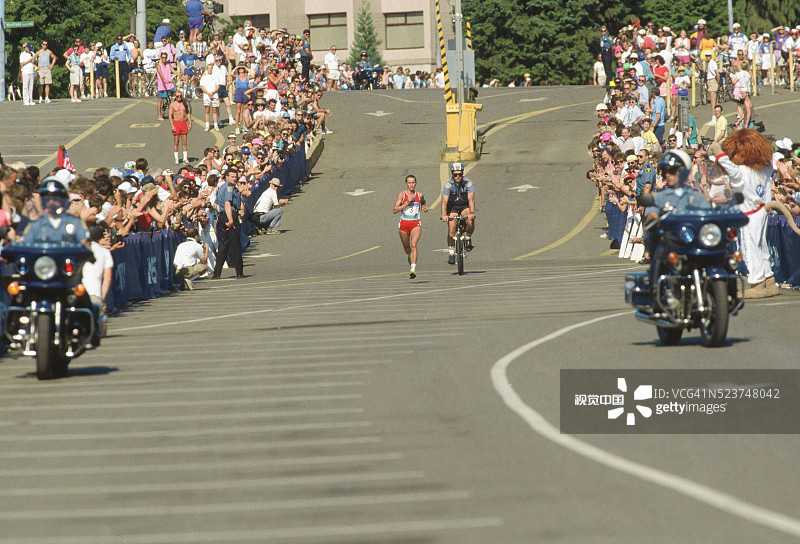 马拉松获胜者冲过终点线图片素材