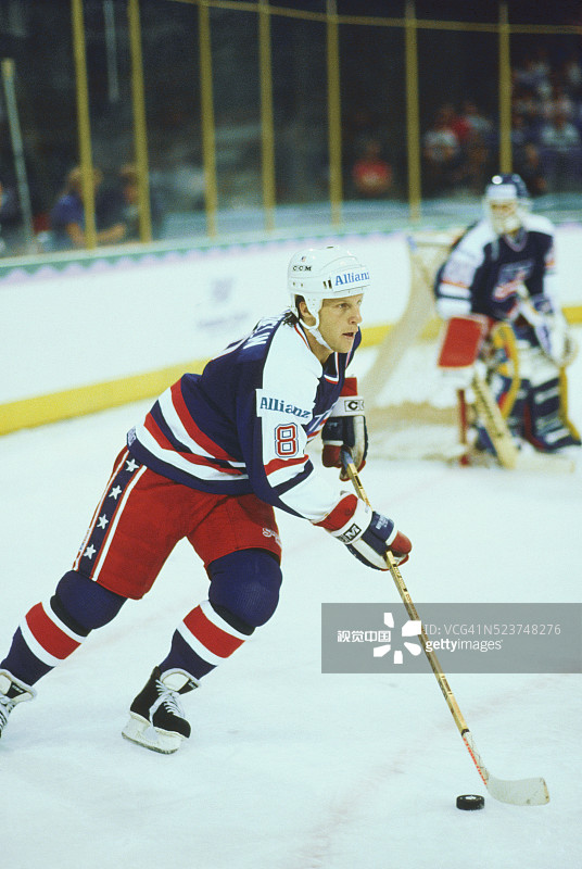 带冰球滑冰的冰球运动员图片素材