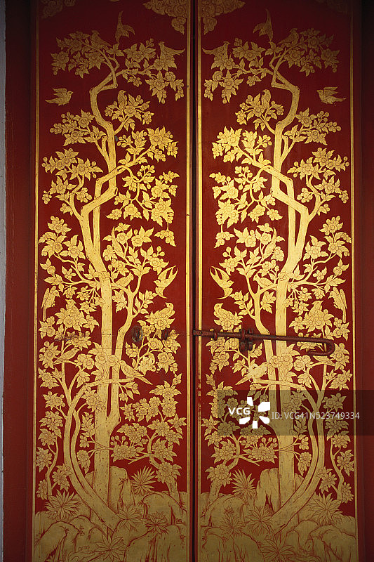 玉佛寺侧门鎏金门图片素材