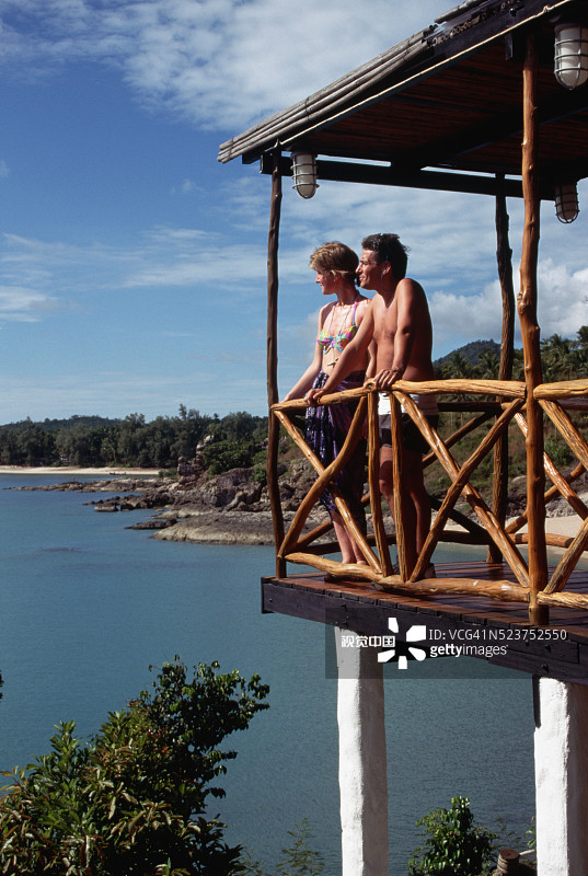 游客欣赏通赛湾景色图片素材