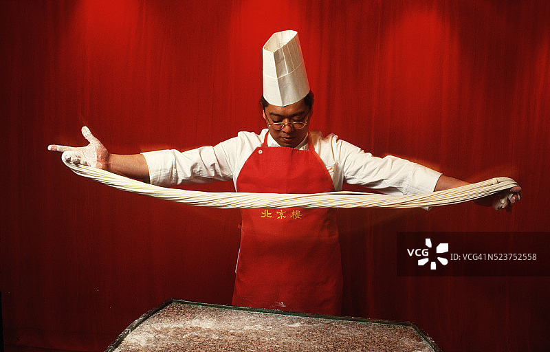 制作中国面条的工人图片素材