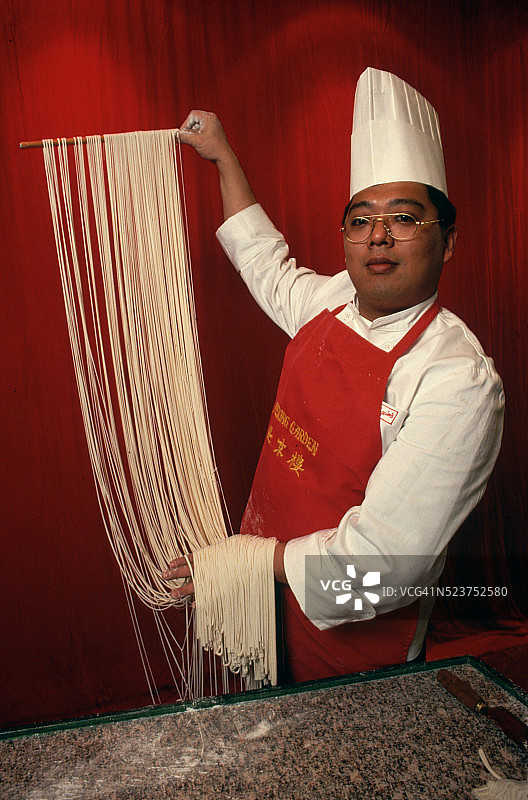 制作中国面条的工人图片素材