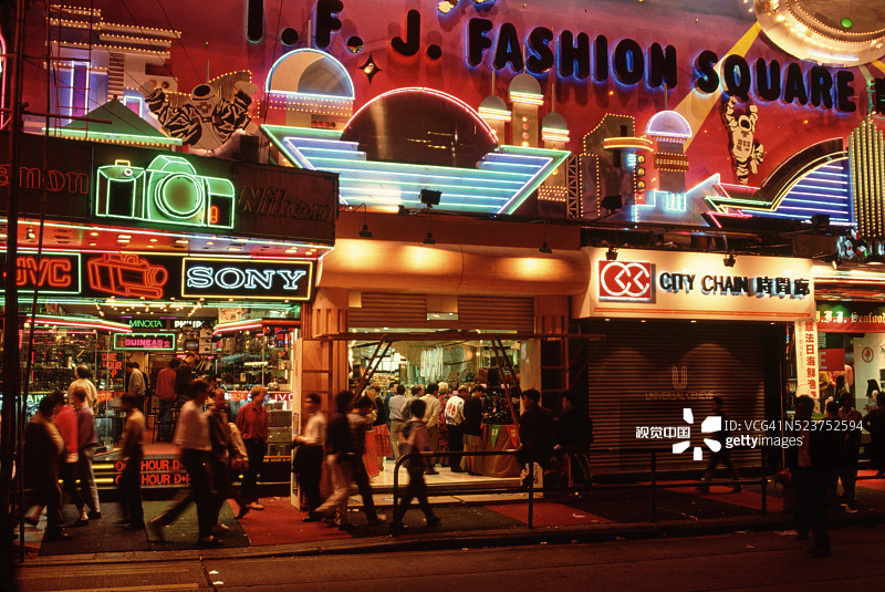 夜晚点亮的购物区图片素材