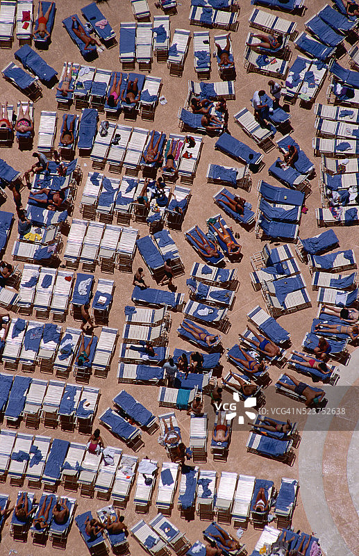 酒店泳池旁的躺椅图片素材