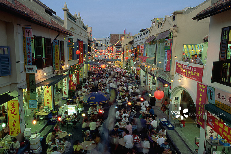 在街边咖啡馆用餐的顾客图片素材
