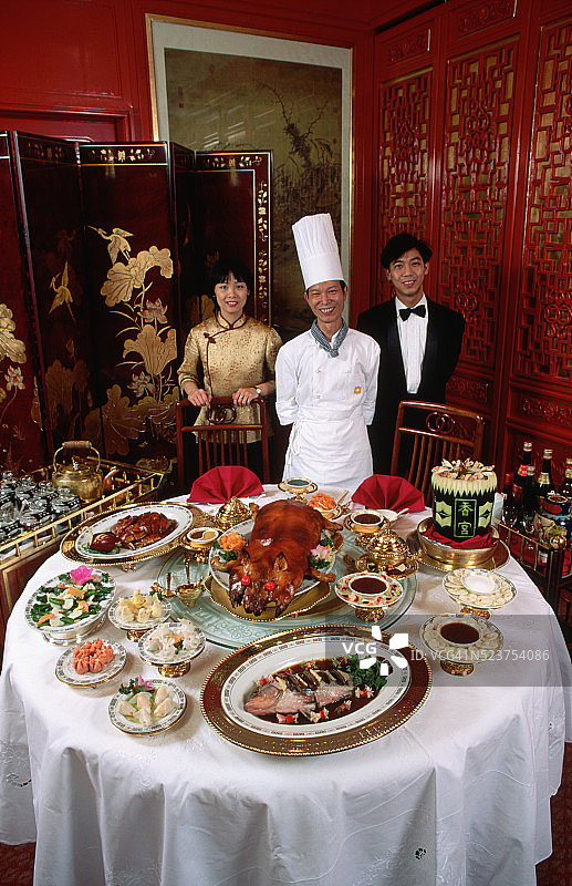 厨师和员工与粤菜图片素材