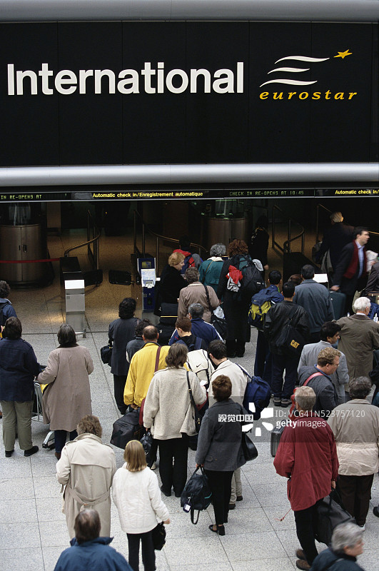 人们进入滑铁卢车站的欧洲之星候车厅图片素材