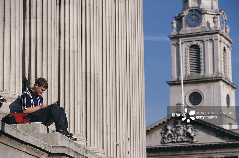 在国家美术馆台阶上素描的艺术学生图片素材