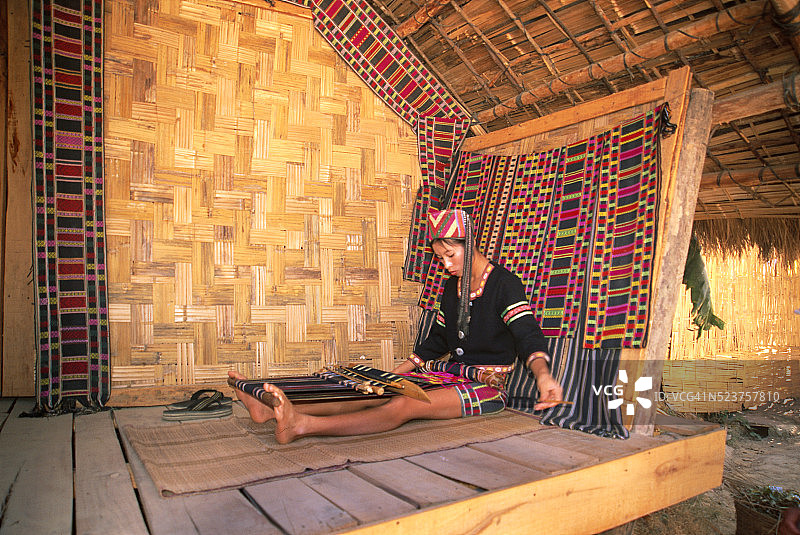 在中国三亚编织的女人图片素材