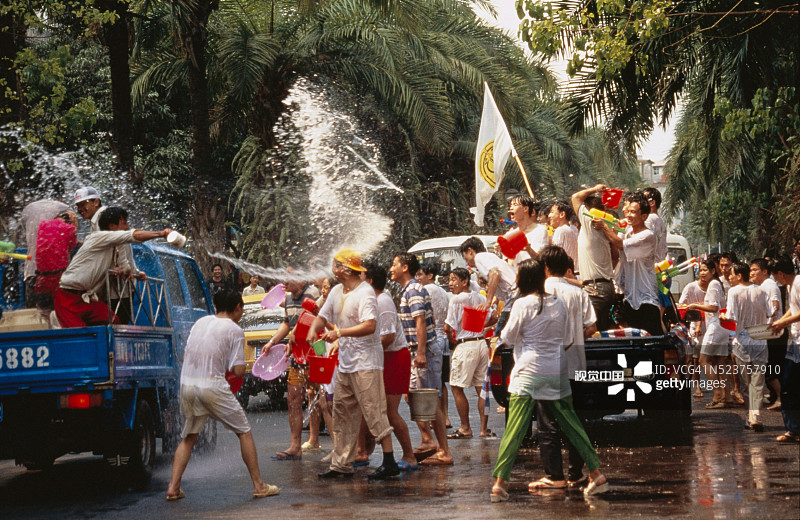 男人们互相泼水嬉戏图片素材
