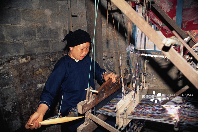 在木制织布机上编织的女人图片素材