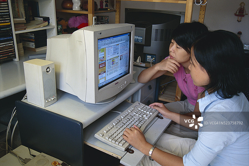 青少年在家上网图片素材