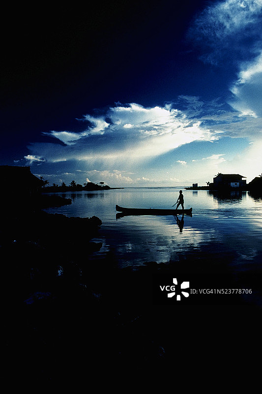 库纳印第安人在独木舟上的剪影图片素材