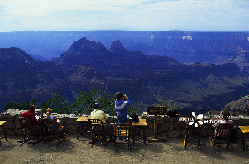 游客在大峡谷南缘游玩图片素材