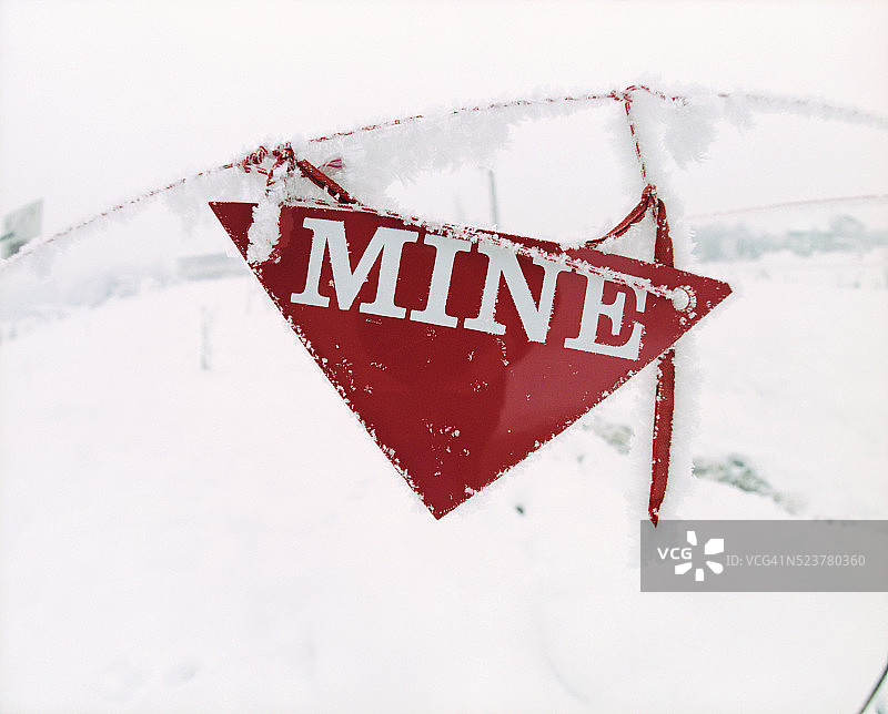 地雷警告标志上的雪图片素材
