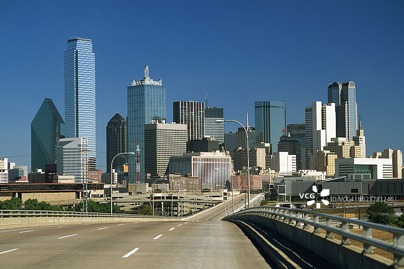 高速公路和达拉斯城市天际线图片素材