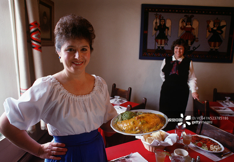 奇马约牧场餐厅的女服务员图片素材