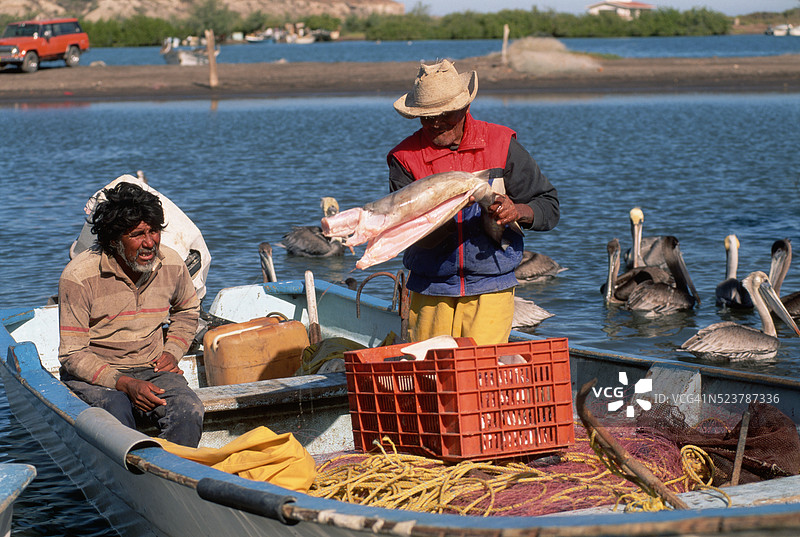 渔民在船上图片素材