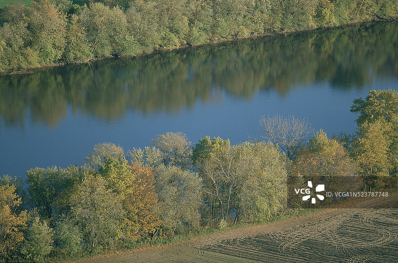康涅狄格河畔的秋树图片素材