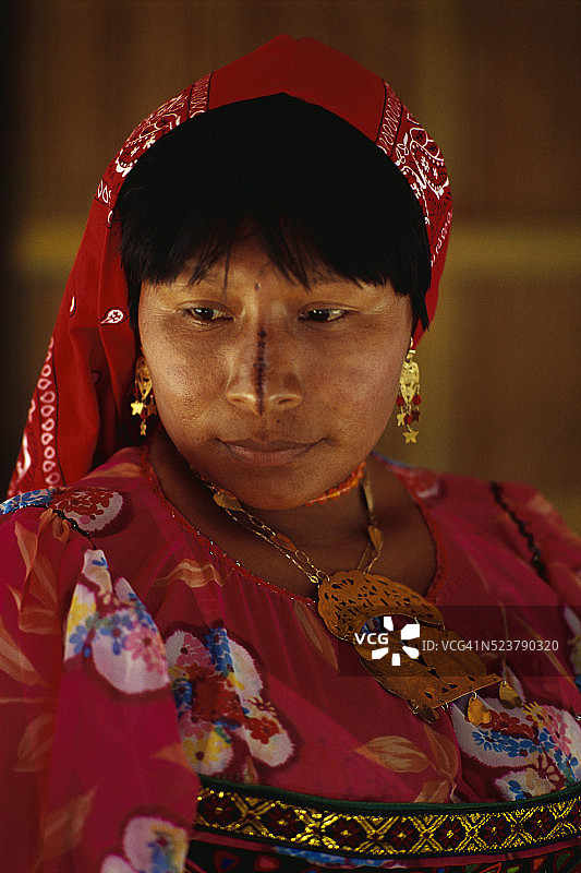 库纳族妇女身穿传统服饰图片素材