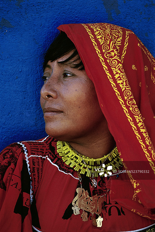 库纳族妇女身穿传统服饰图片素材