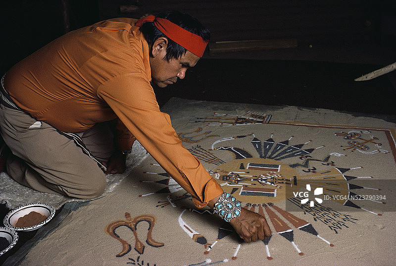 纳瓦霍男子沙画图片素材