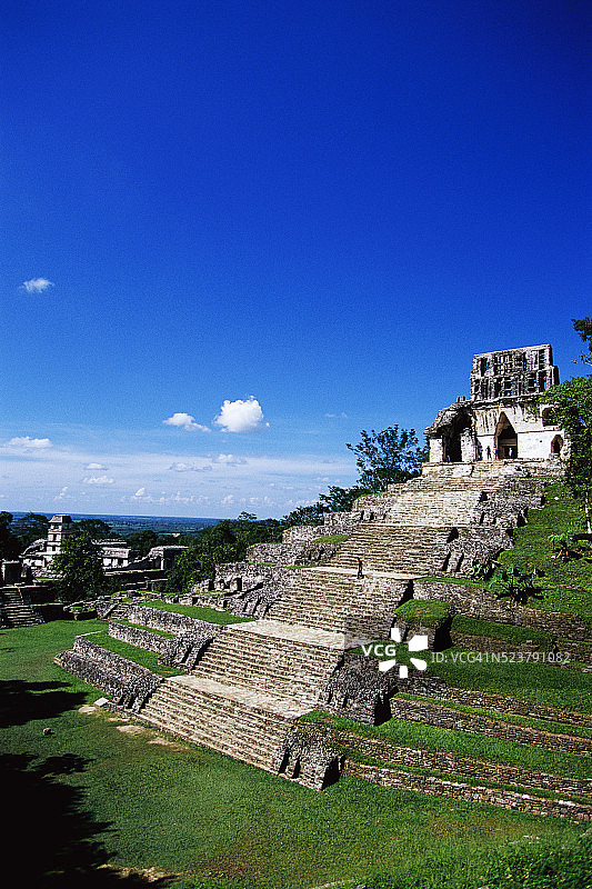 帕伦克遗址的玛雅阶梯金字塔图片素材