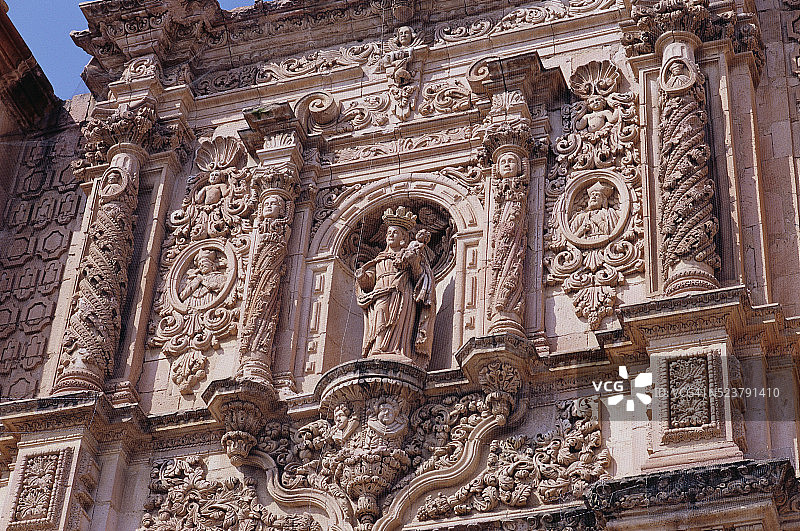 萨卡特卡斯大教堂的外部景观，有圣母和儿童雕像图片素材