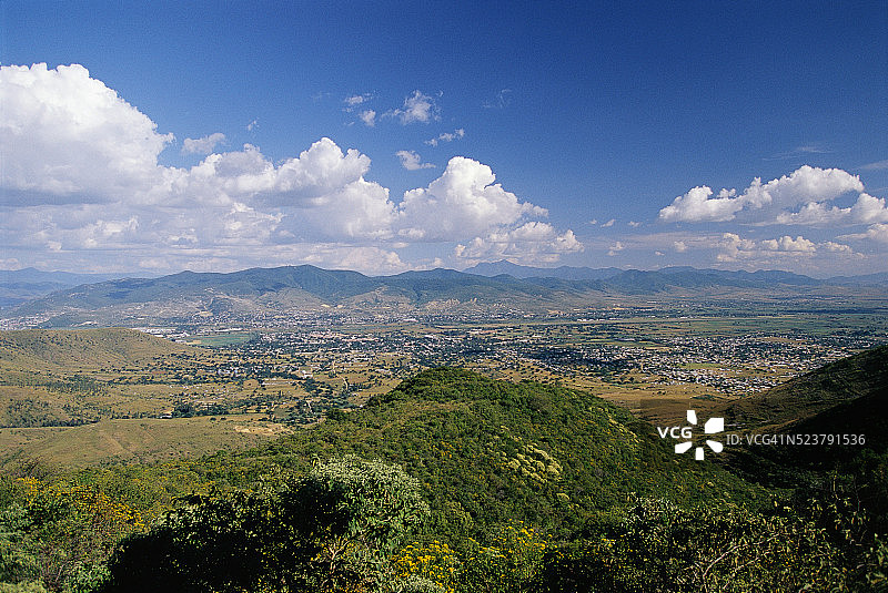 从蒙特阿尔班神庙建筑群看到的瓦哈卡山谷图片素材