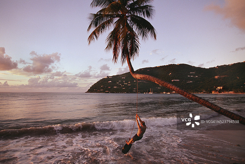 托托拉岛凯恩花园湾的海滩轮胎秋千图片素材