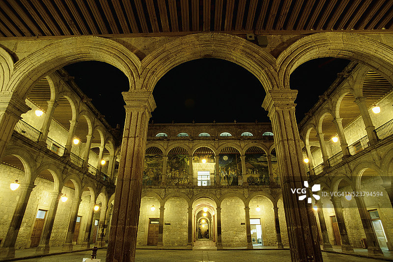 夜晚灯光下的总督府图片素材