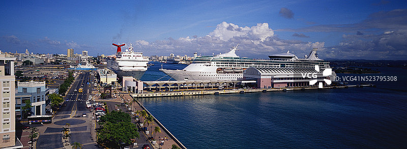 游轮停靠在圣胡安图片素材